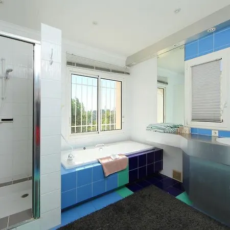 Sleeps 10 Pool Wifi * Vallauris
